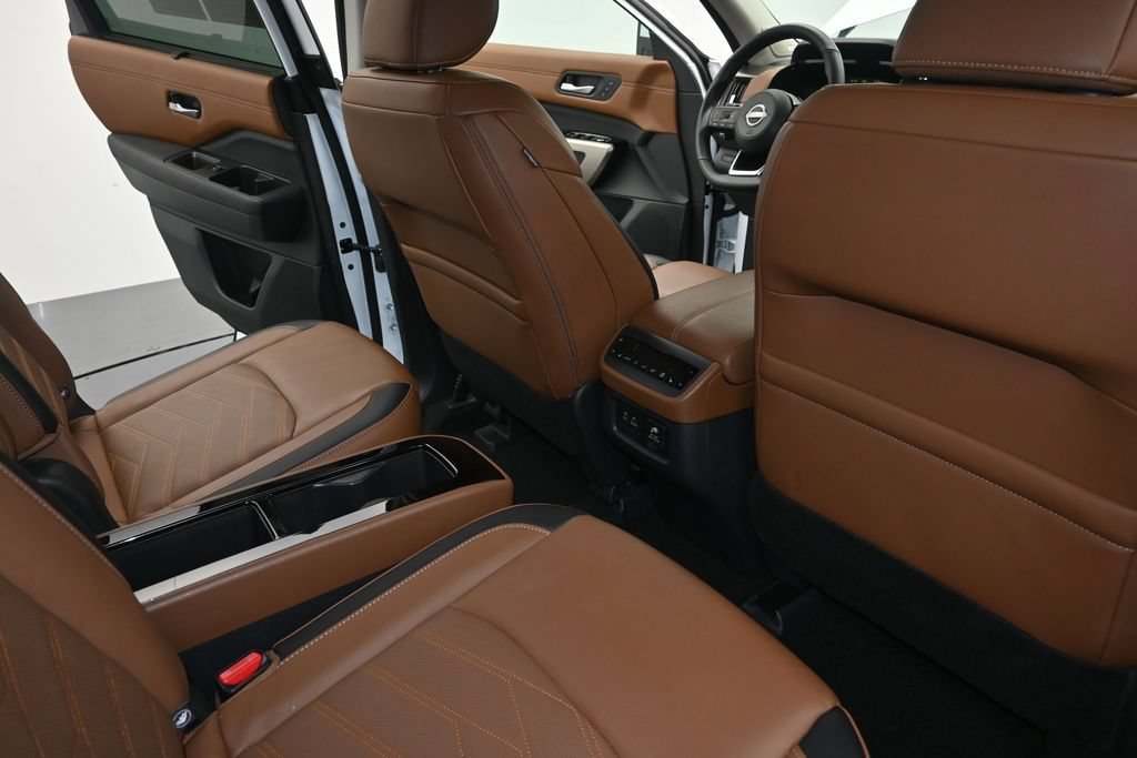 Used 2025 Nissan Pathfinder Platinum FWD image 12