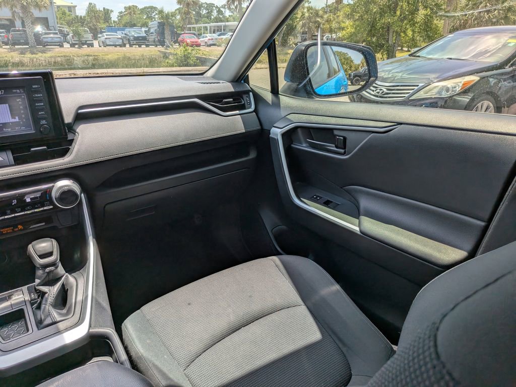 Used 2019 Toyota RAV4 LE FWD image 16
