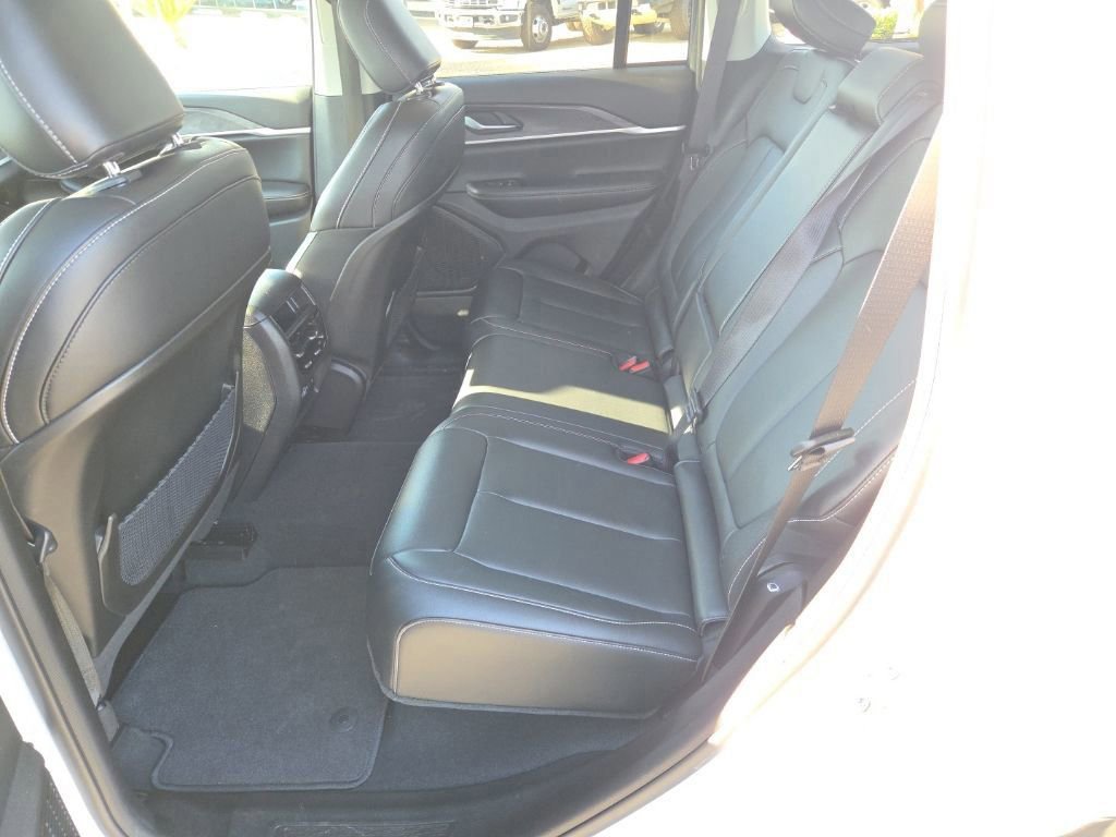 Used 2023 Jeep Grand Cherokee Limited image 3