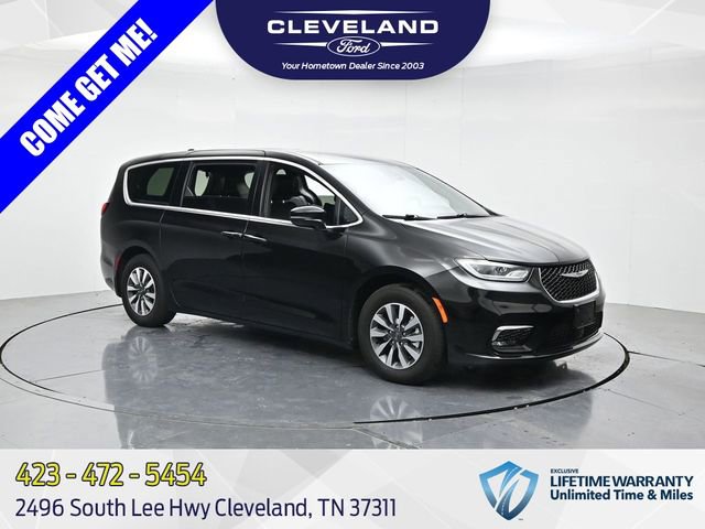 Used 2025 Chrysler Pacifica Select
