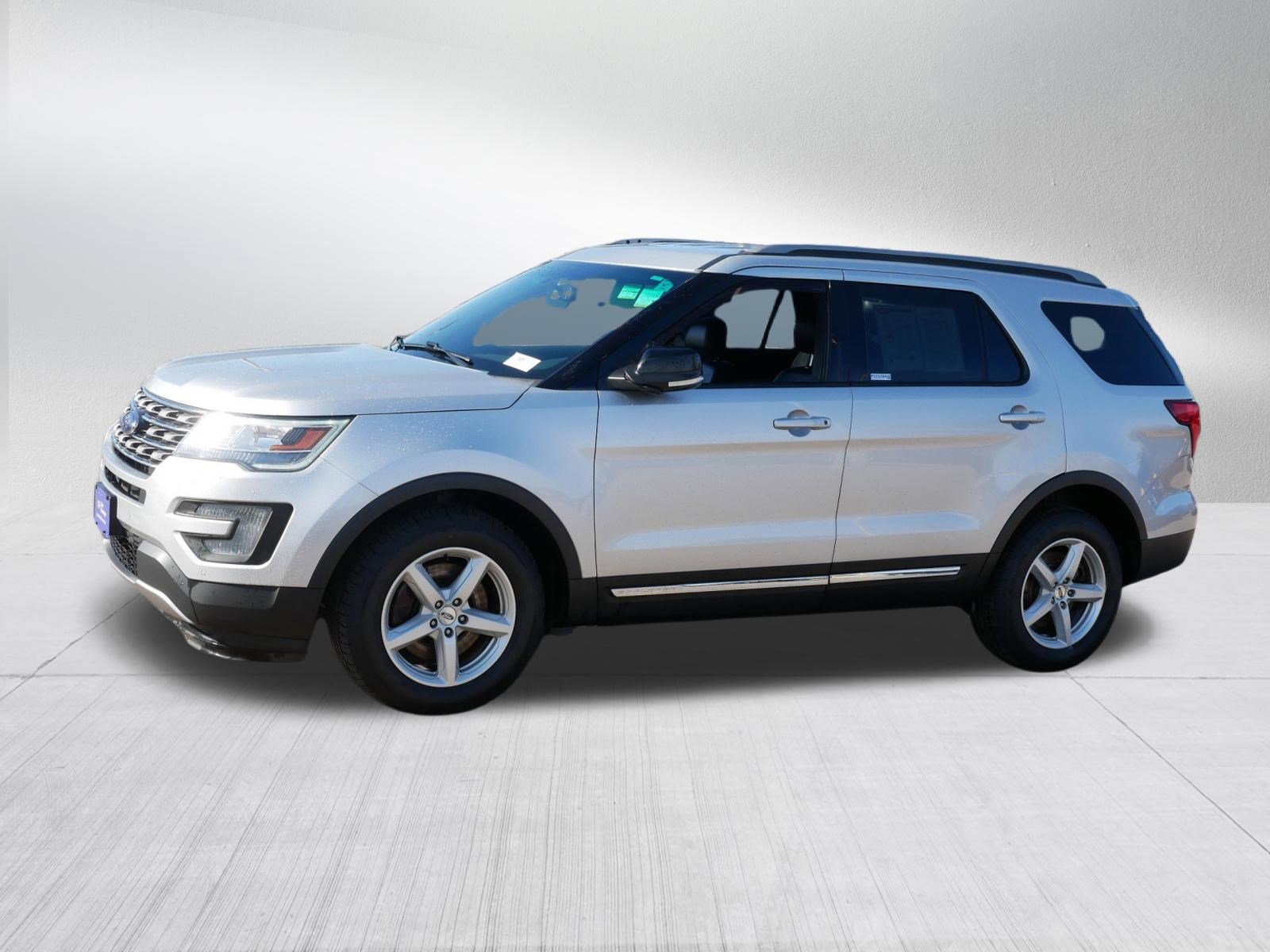 Certified 2017 Ford Explorer XLT w/ Equipment Group 202A AWD/4WD image 3