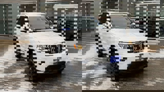 Used 2018 Jeep Grand Cherokee Laredo image 4