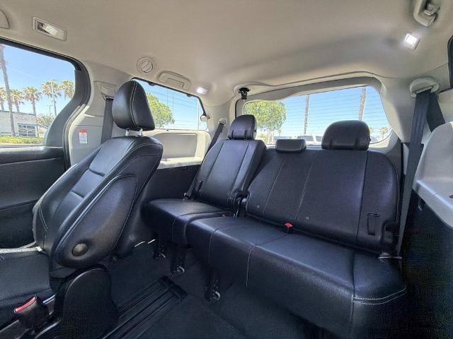 Used 2018 Toyota Sienna SE Premium w/ Carpet Mat Package FWD image 19