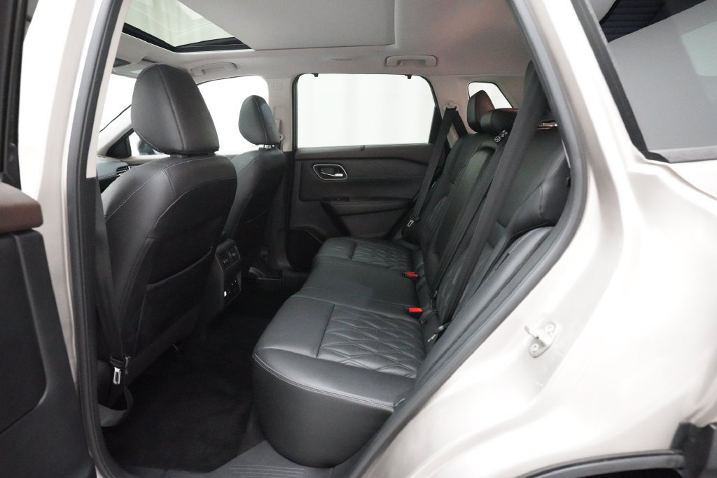 Used 2021 Nissan Rogue Platinum AWD/4WD image 16