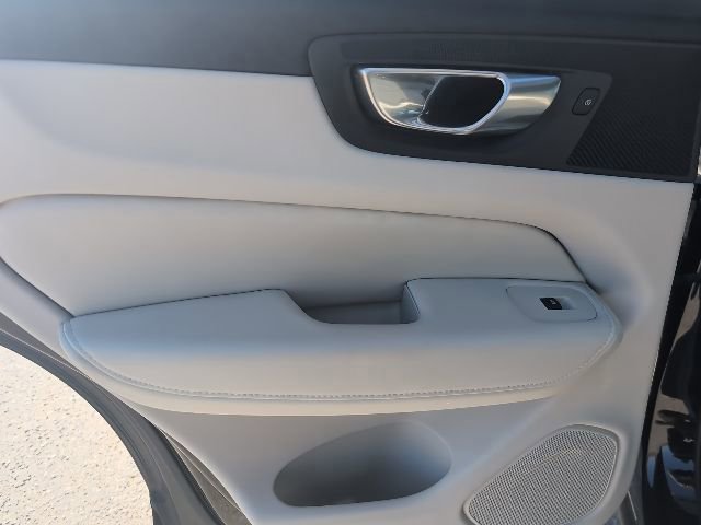 Used 2023 Volvo XC60 B5 Plus image 23