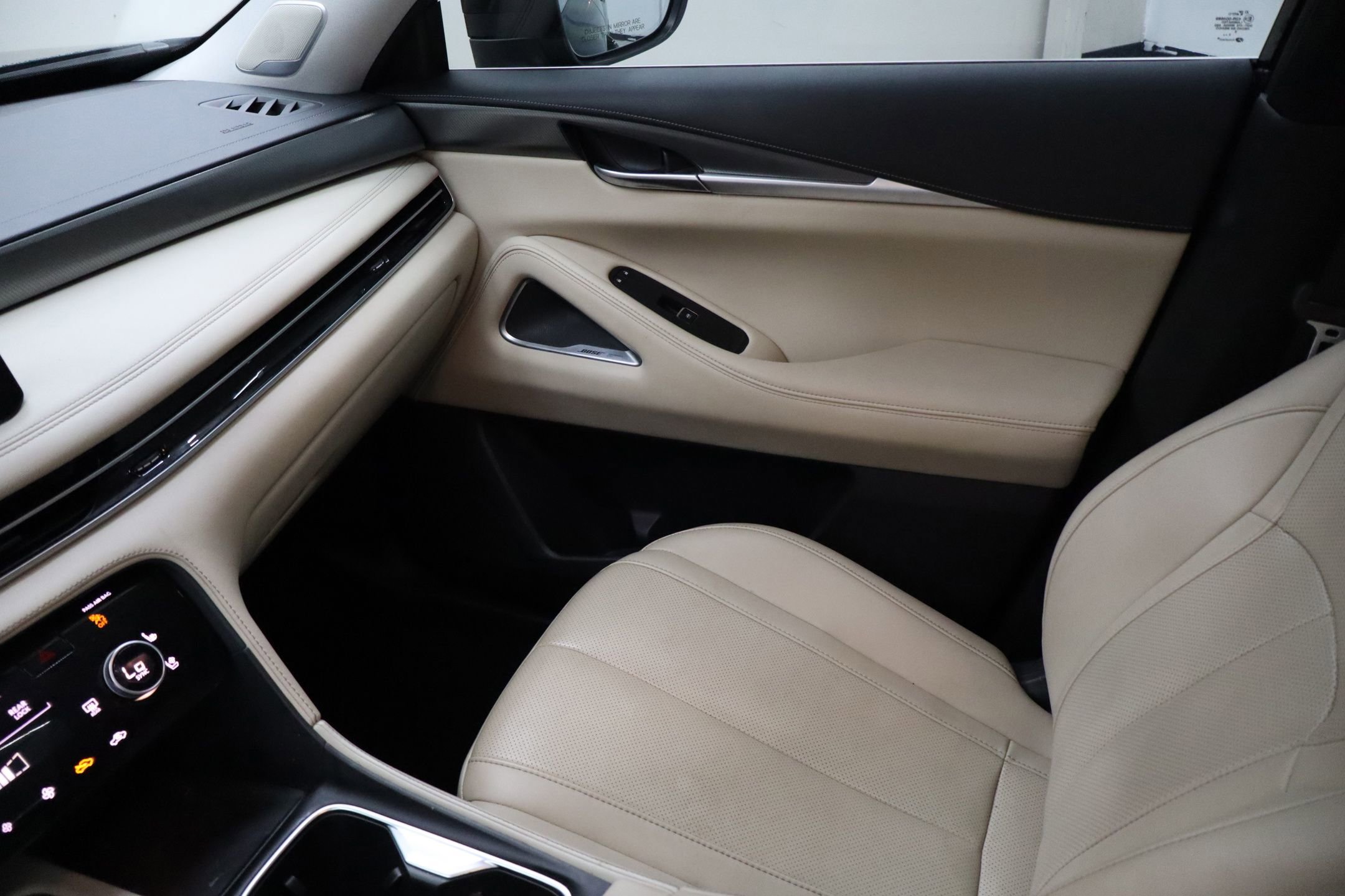 Used 2023 INFINITI QX60 Luxe w/ Performance Audio Package FWD image 25