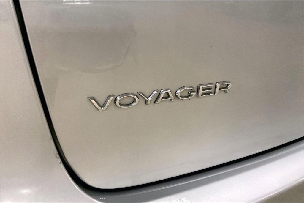 Used 2024 Chrysler Voyager LX image 8