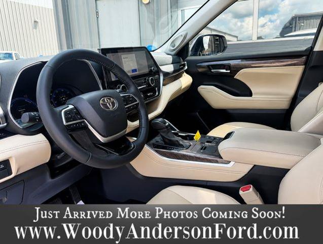 Used 2024 Toyota Highlander Limited AWD/4WD image 9
