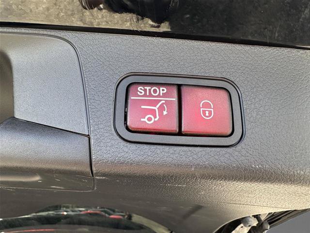 Used 2025 Mercedes-Benz GLB 250 4MATIC image 11