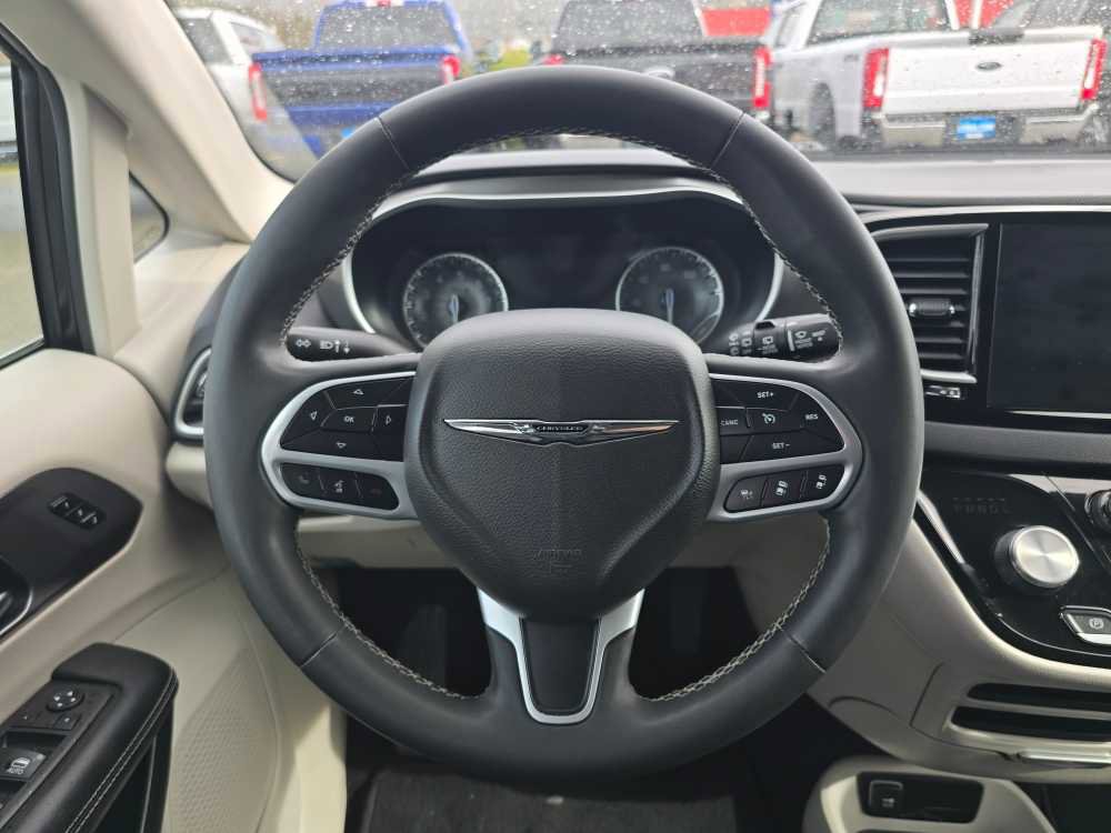 Used 2023 Chrysler Pacifica Touring-L image 11