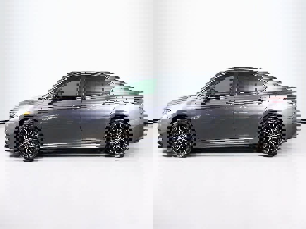 Used 2023 Toyota Camry SE image 2