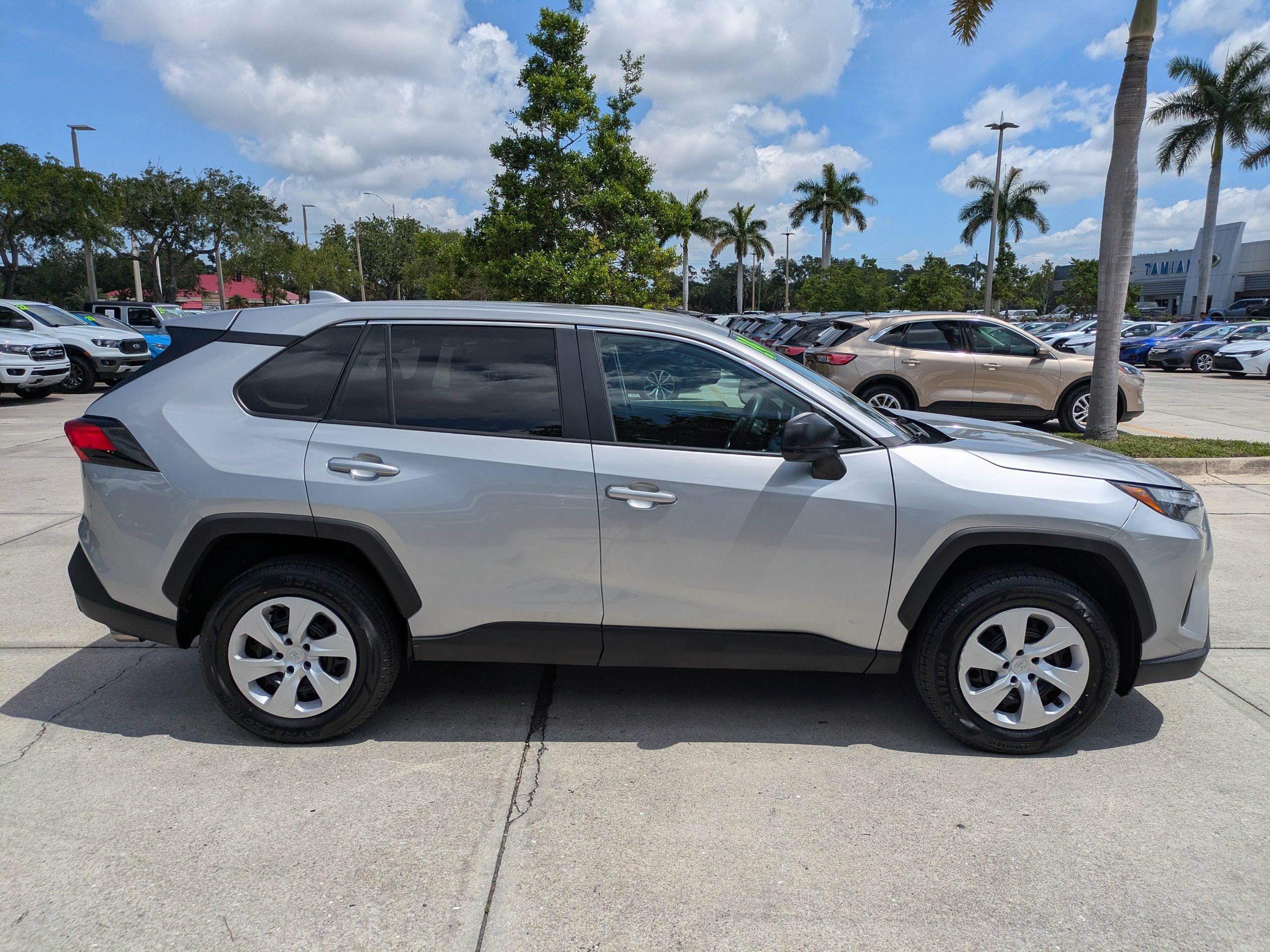 Used 2024 Toyota RAV4 LE AWD/4WD image 3