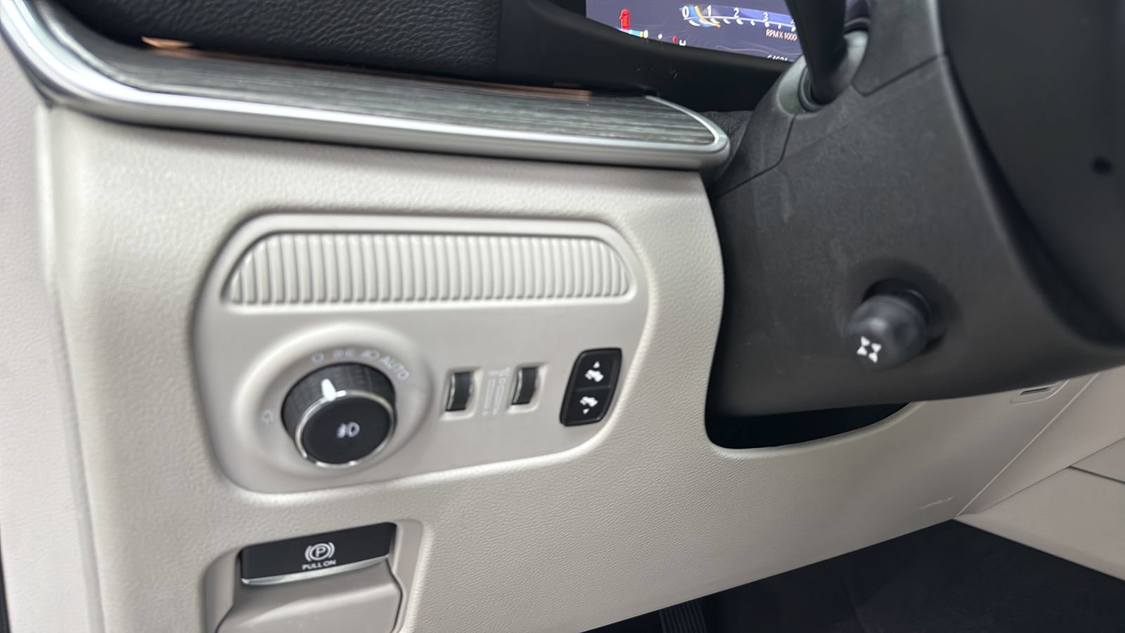 Used 2024 Jeep Wagoneer L Series II RWD image 17