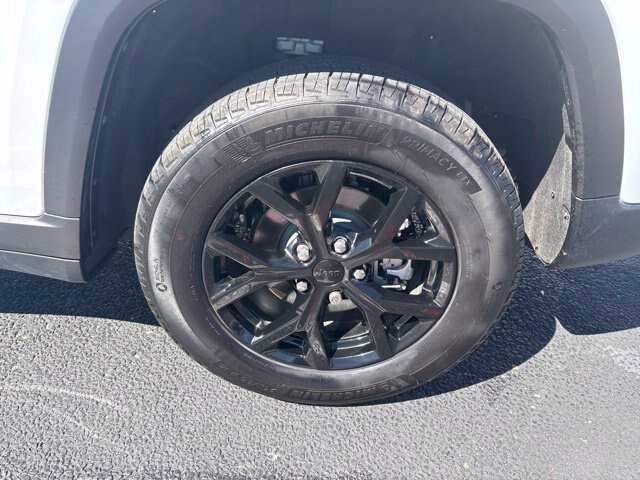Used 2025 Jeep Grand Cherokee Altitude RWD image 4