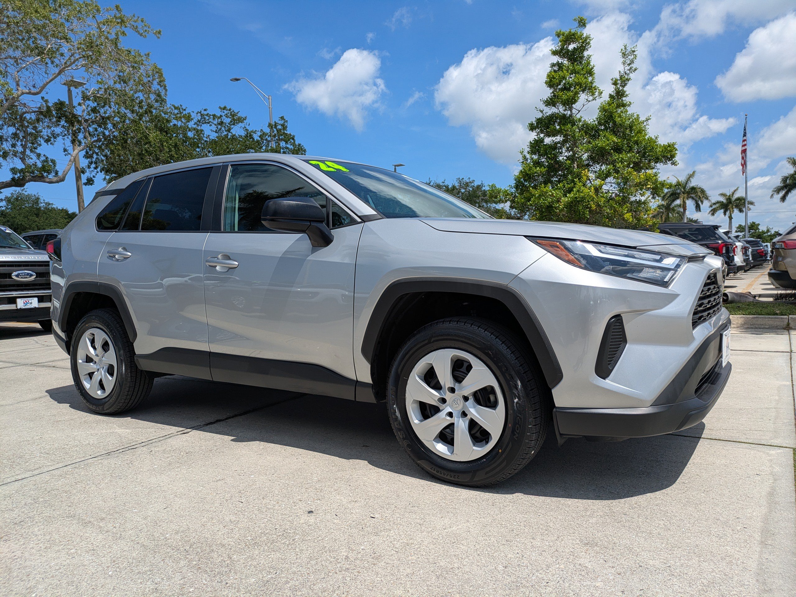 Used 2024 Toyota RAV4 LE AWD/4WD image 2