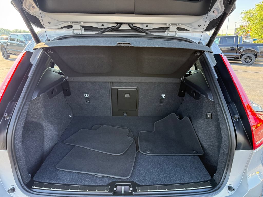 Used 2025 Volvo XC40 B5 Plus AWD/4WD image 10