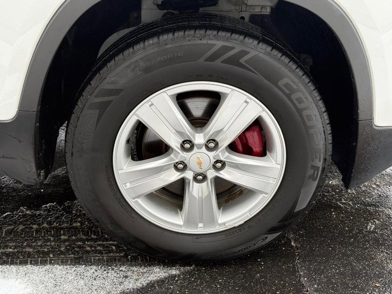 Used 2022 Chevrolet Trax LS w/ Tint and Cruise Package image 10