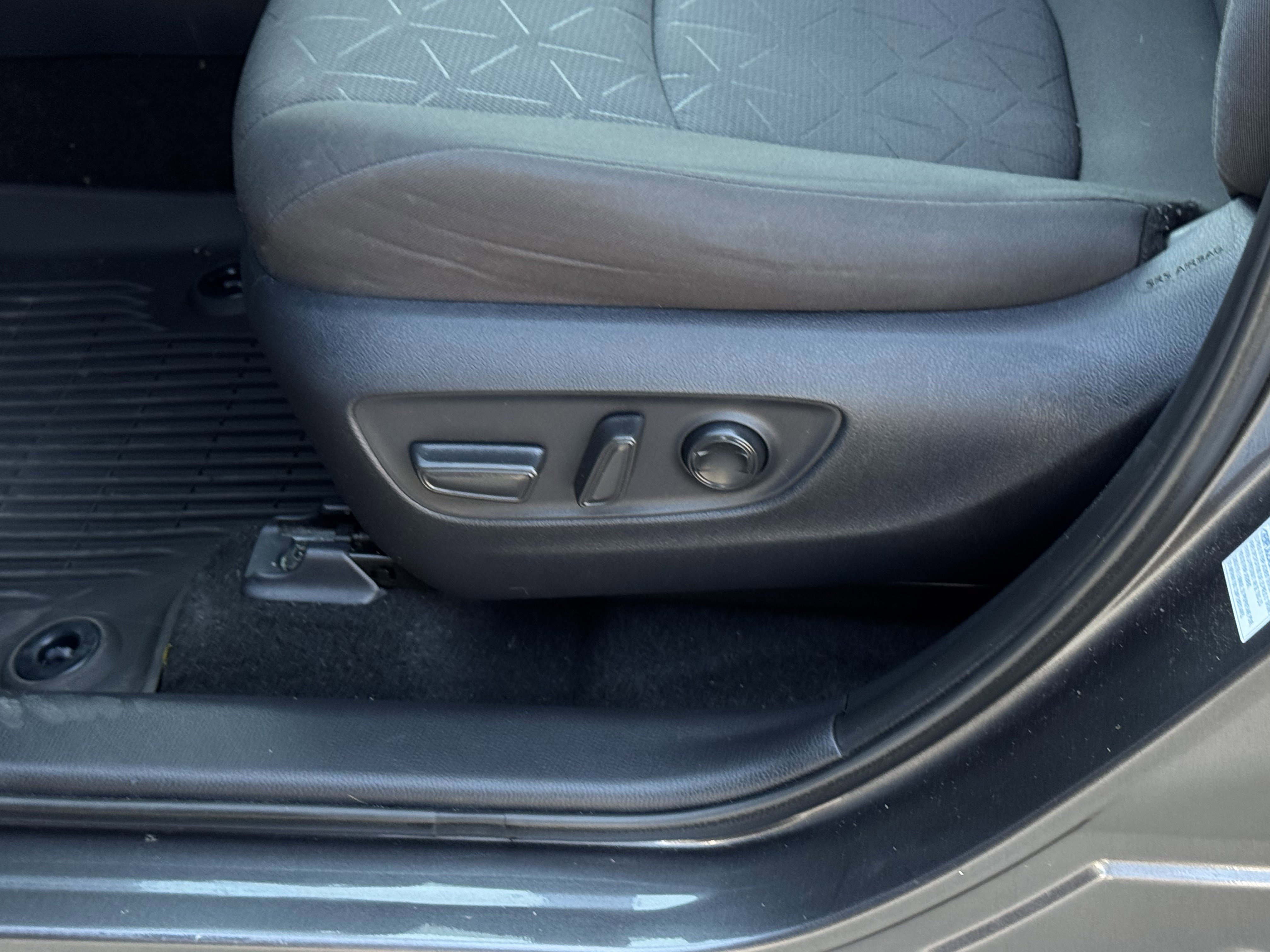 Used 2021 Toyota RAV4 XLE w/ Carpet Mat Package (TMS) image 17