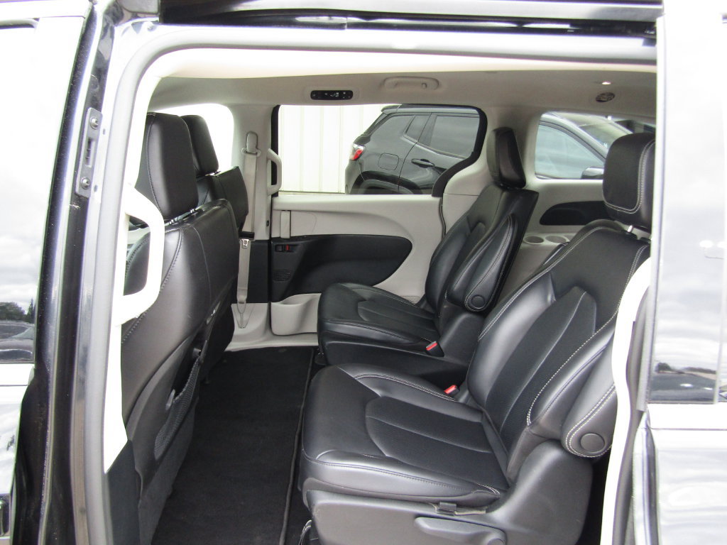 Used 2023 Chrysler Pacifica Touring-L FWD image 33