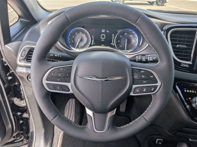 Used 2025 Chrysler Pacifica Select FWD image 18