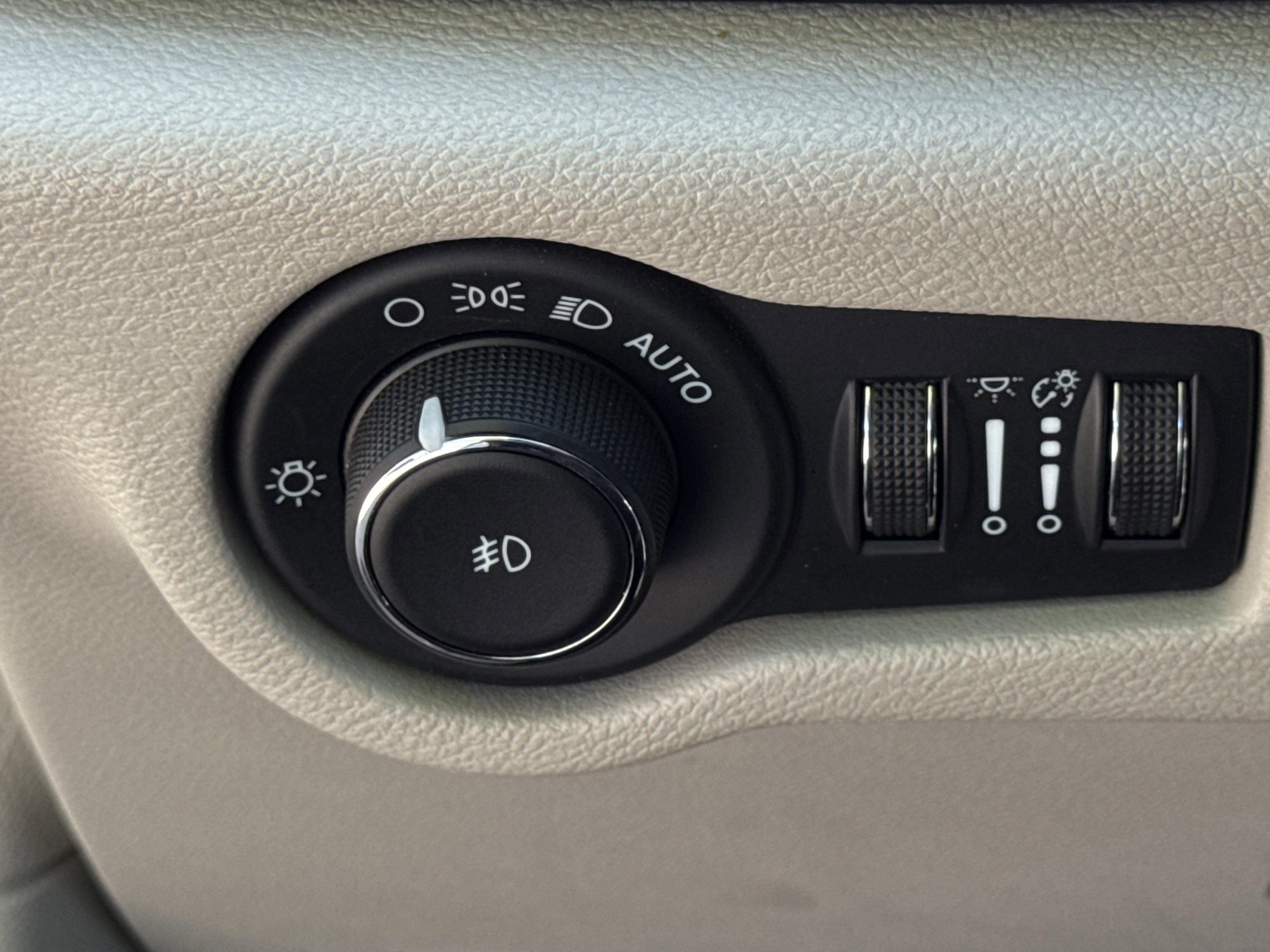 Used 2024 Chrysler Pacifica Touring-L image 22