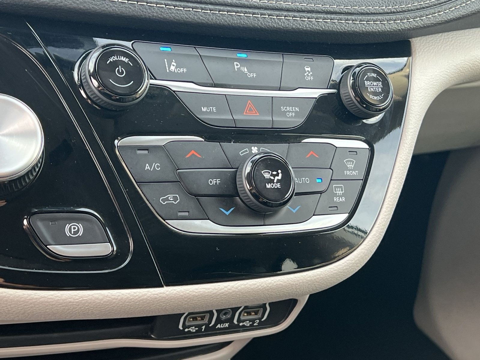 Used 2024 Chrysler Pacifica Limited FWD image 21