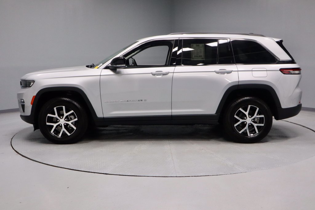 Used 2024 Jeep Grand Cherokee Limited w/ Trailer Tow Package AWD/4WD image 8