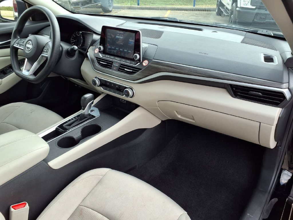 Used 2025 Nissan Altima 2.5 SV FWD image 28