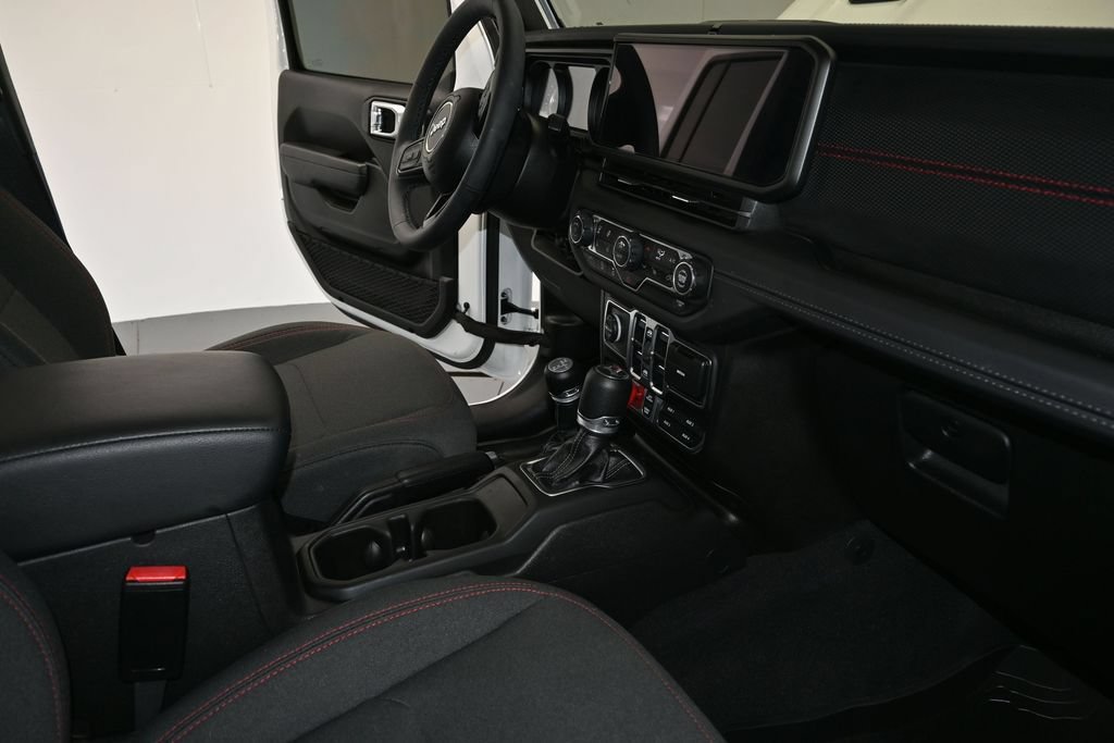 Used 2025 Jeep Wrangler Unlimited Rubicon w/ Convenience Group AWD/4WD image 13