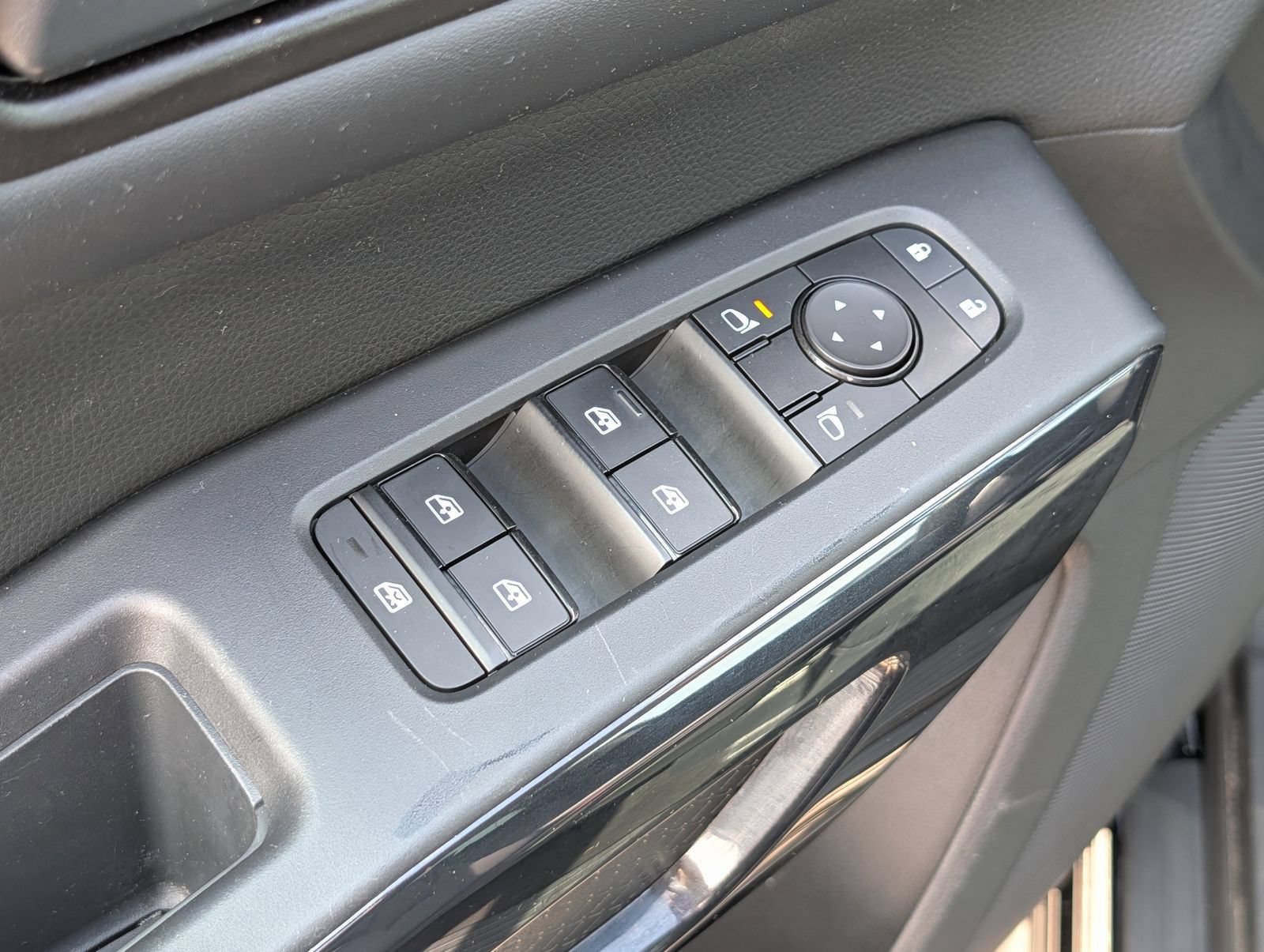 Used 2023 Nissan Pathfinder SV w/ Black Appearance Package AWD/4WD image 19