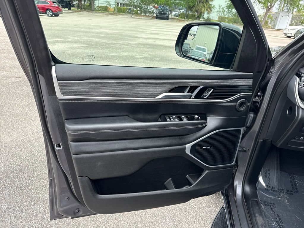 Used 2024 Jeep Wagoneer L Series II image 13