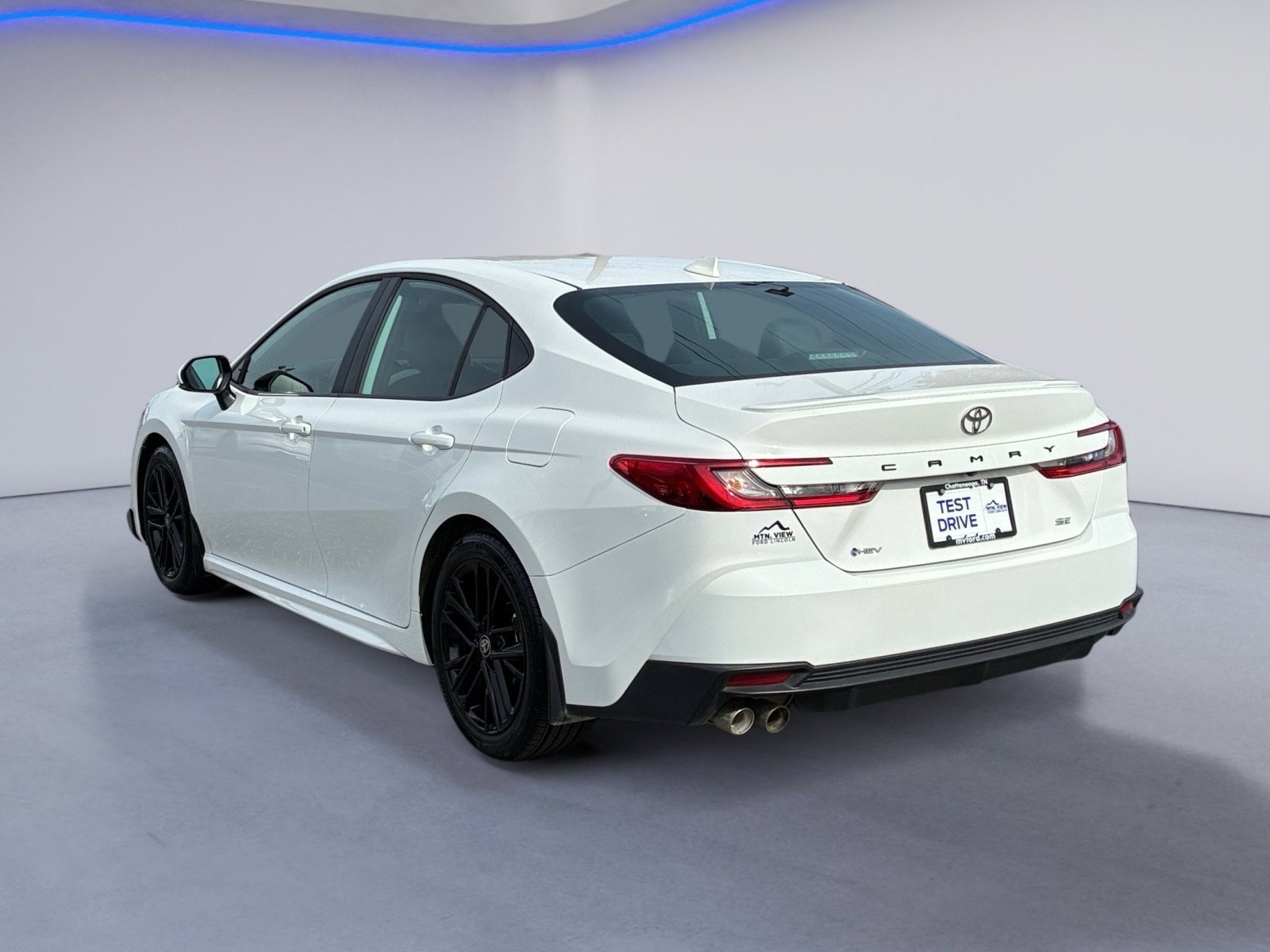 Used 2025 Toyota Camry SE FWD image 3
