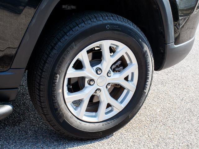 Used 2023 Jeep Grand Cherokee Limited AWD/4WD image 7