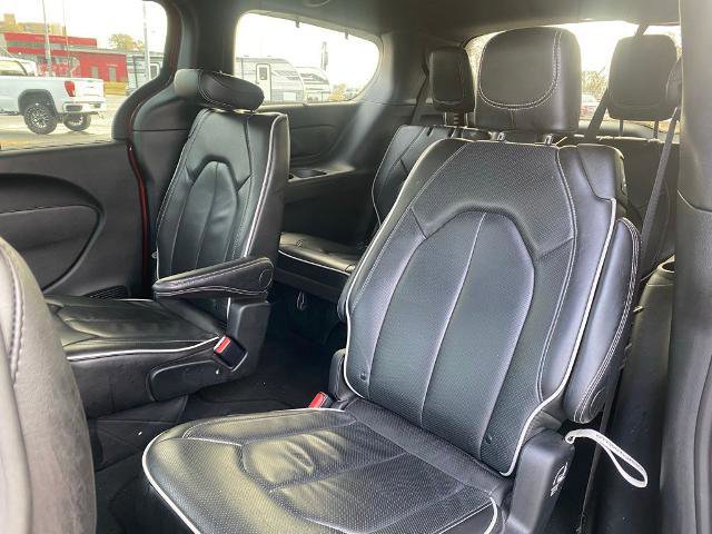 Used 2025 Chrysler Pacifica Limited image 30