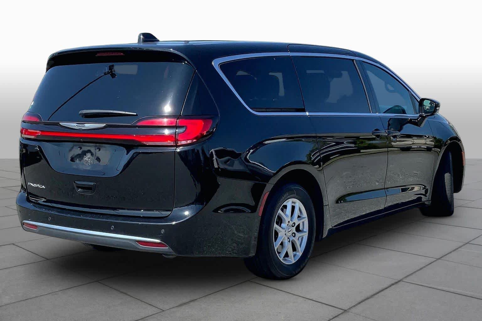 Used 2025 Chrysler Pacifica Select FWD image 13