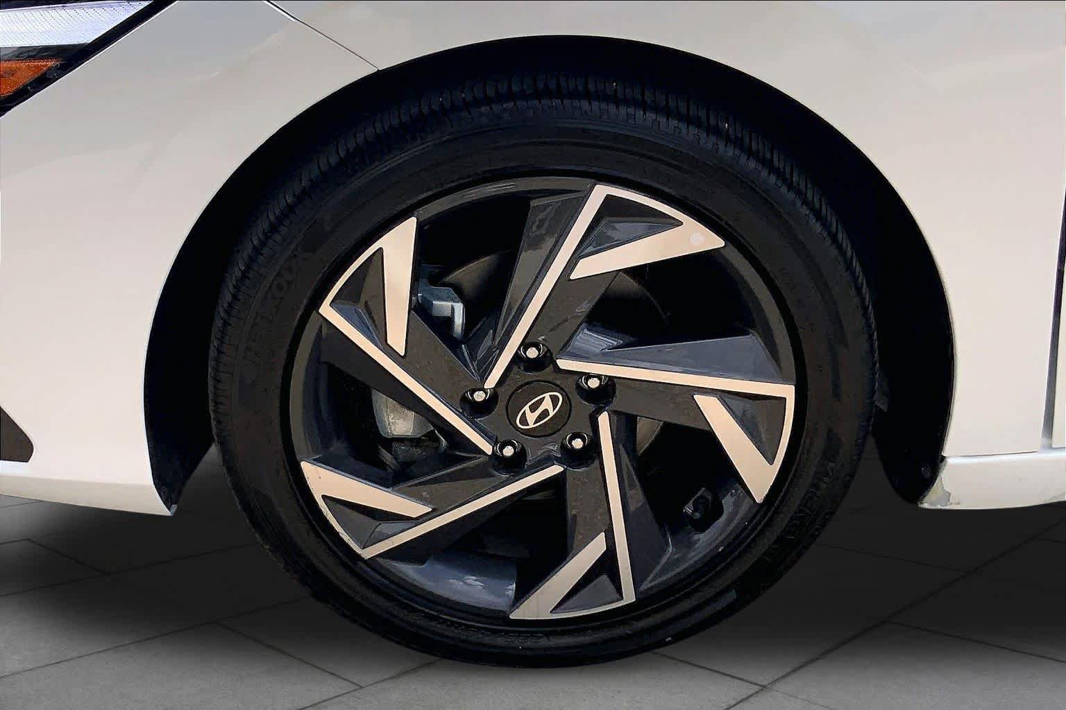 Used 2025 Hyundai Elantra SEL FWD image 11