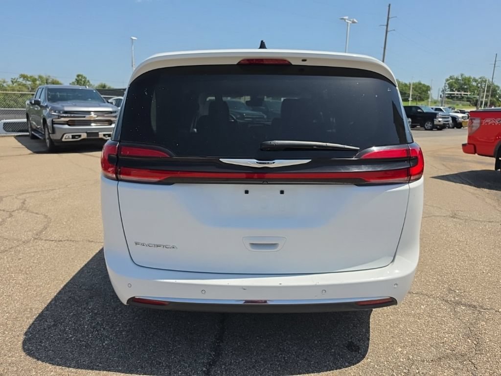 Used 2024 Chrysler Pacifica Touring-L FWD image 6