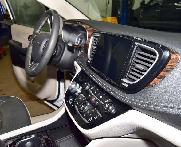 Used 2023 Chrysler Pacifica Limited image 24