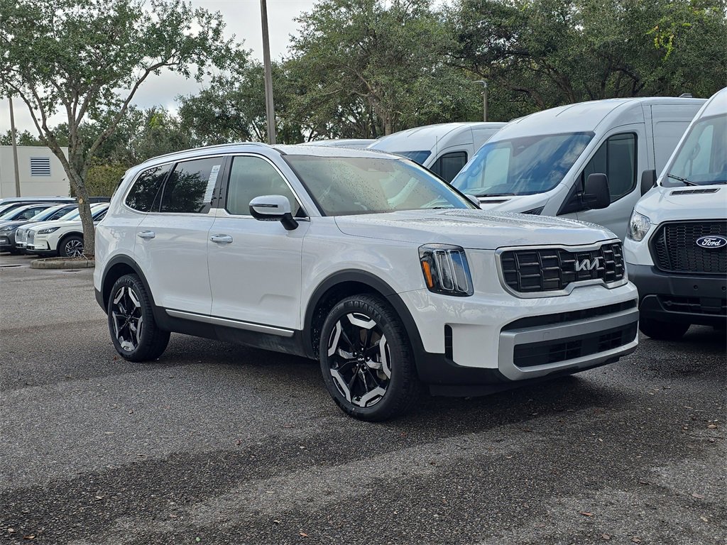 Used 2024 Kia Telluride S image 2