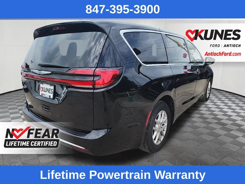 Used 2025 Chrysler Pacifica Select FWD image 9