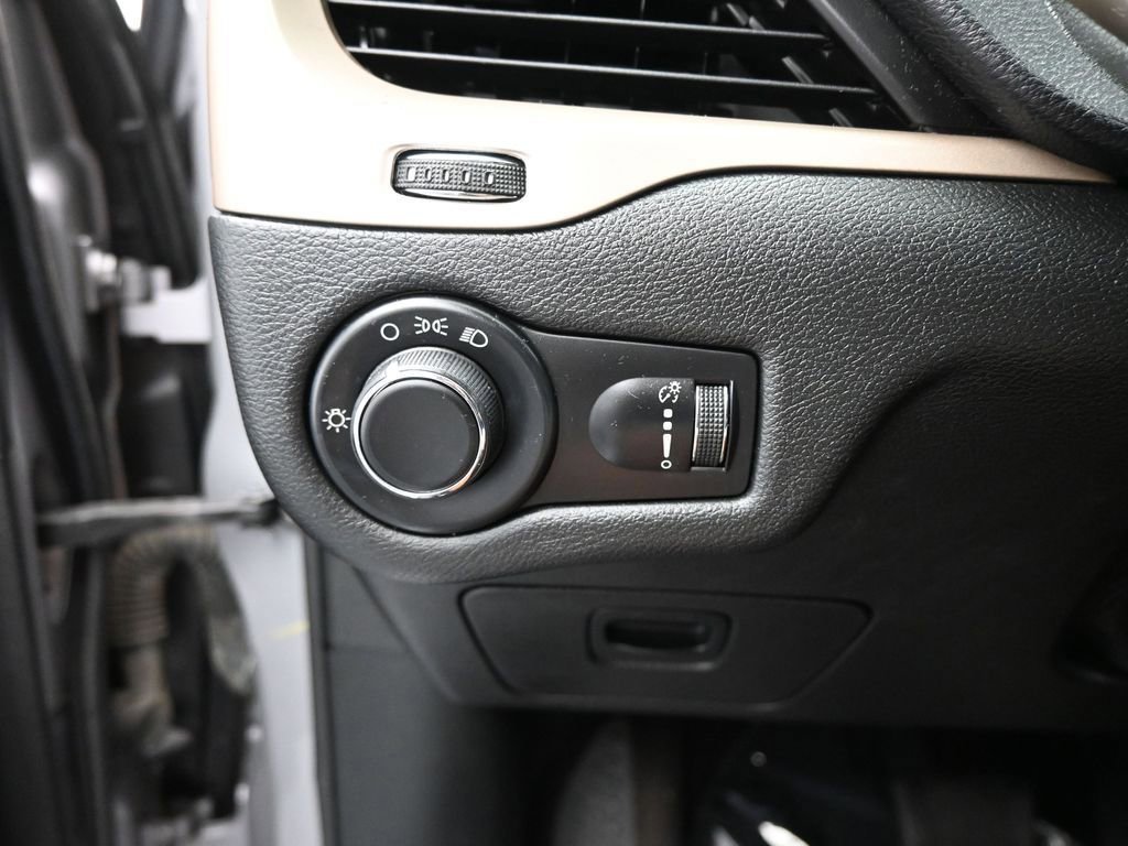 Used 2017 Jeep Cherokee Sport image 40