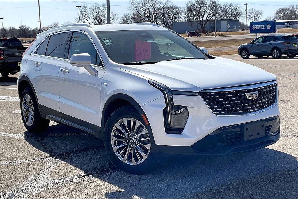 Used 2024 Cadillac XT4 Premium Luxury image 3