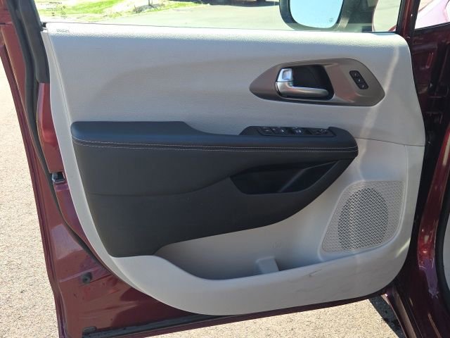 Used 2023 Chrysler Pacifica Touring-L image 28