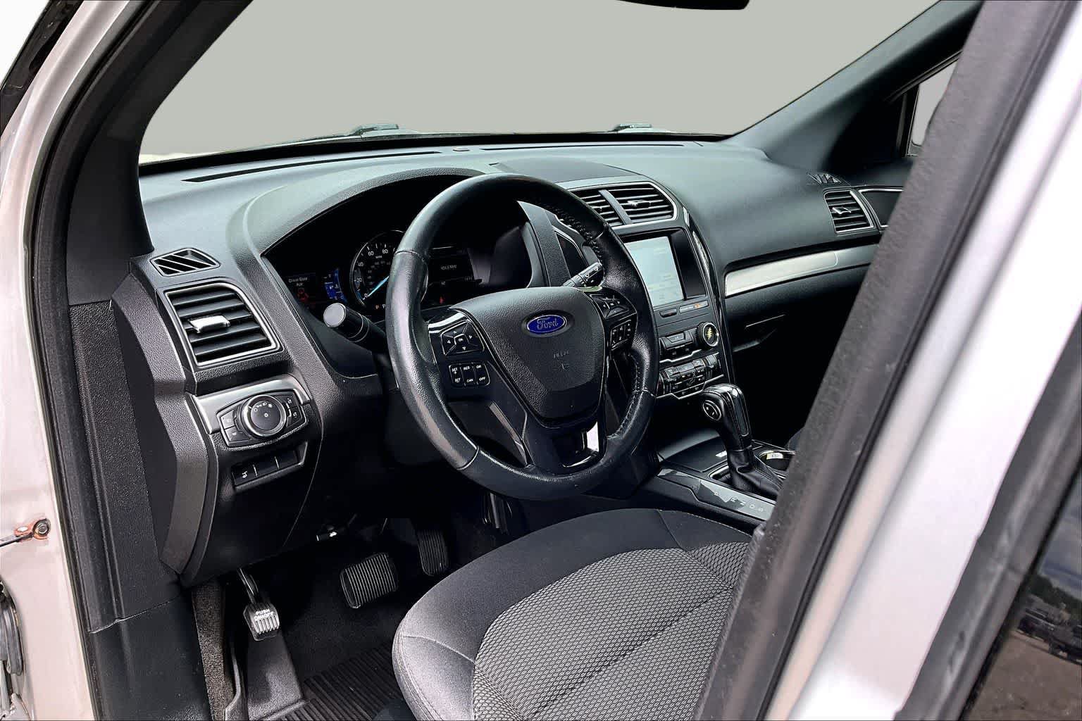 Certified 2018 Ford Explorer XLT w/ Equipment Group 201A AWD/4WD image 18