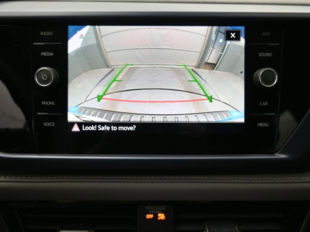 Used 2024 Volkswagen Taos SE w/ Panoramic Sunroof Package image 4