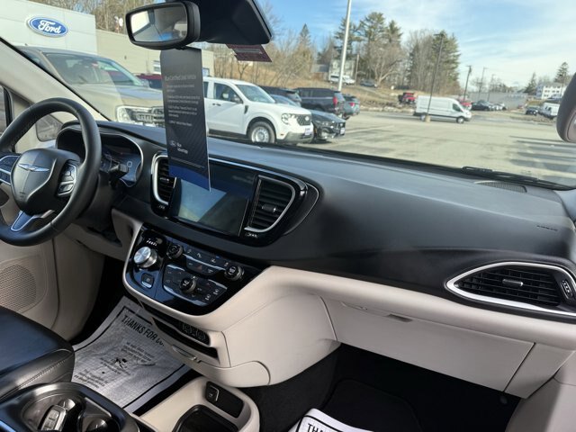 Used 2024 Chrysler Pacifica Touring-L FWD image 4