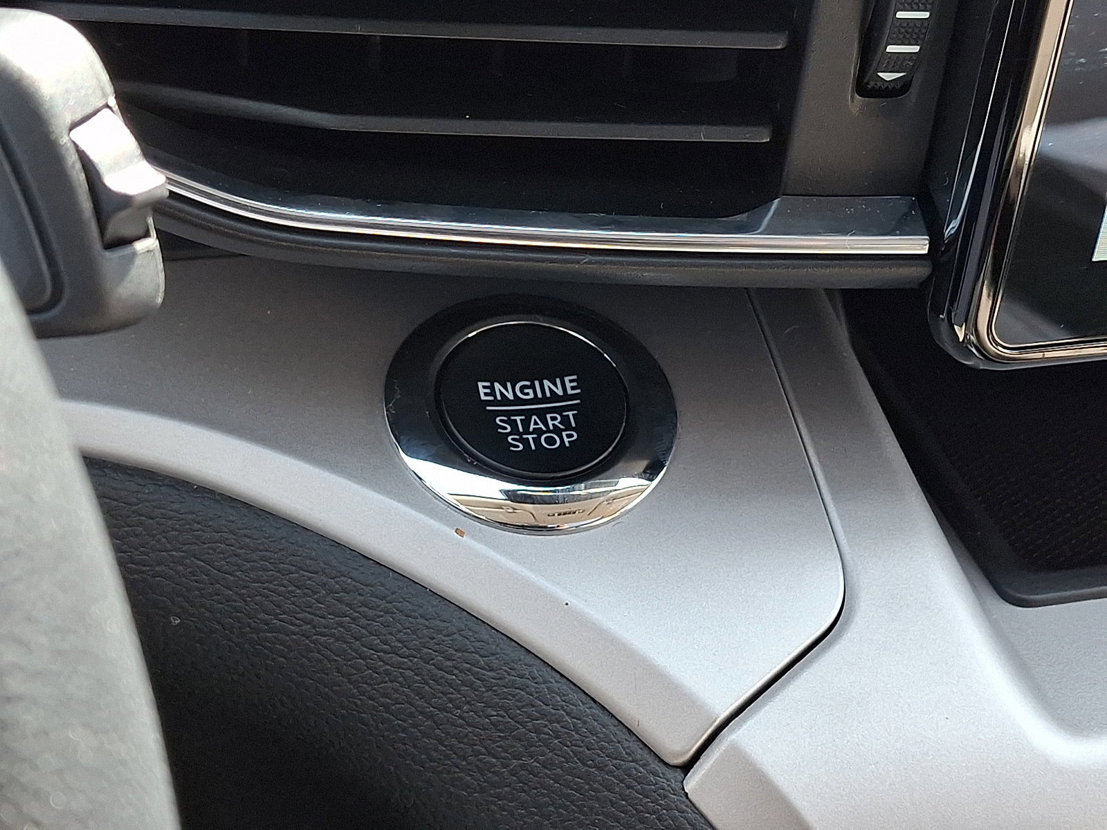 Certified 2024 Ford Explorer XLT w/ Equipment Group 202A image 31