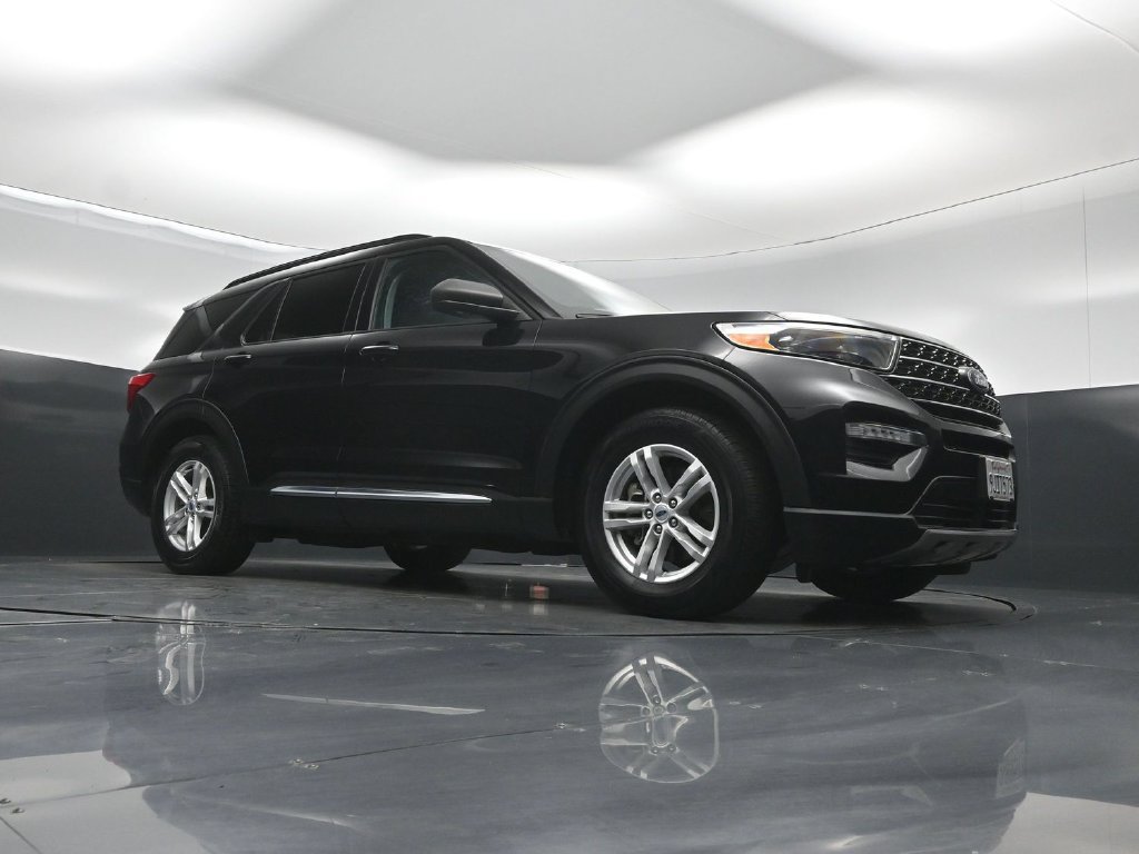 Certified 2023 Ford Explorer XLT w/ Equipment Group 202A RWD image 4