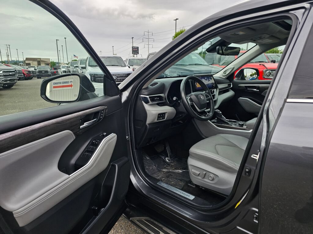 Used 2023 Toyota Highlander Limited AWD/4WD image 14