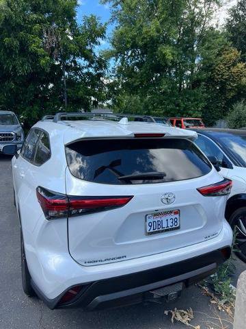 Used 2022 Toyota Highlander XLE AWD/4WD image 13